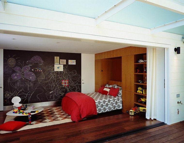 salle de jeux enfants idée chambre d'ami canapé tapis de sol déco mur idées