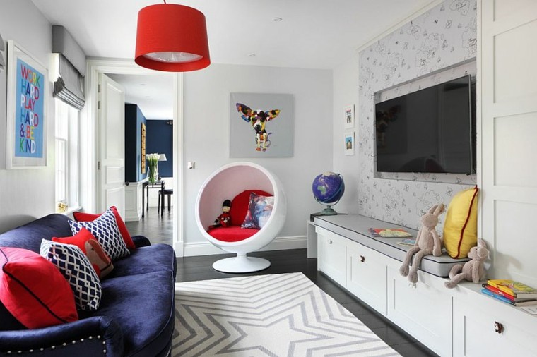 intérieur moderne design idée luminaire rouge suspension canapé design coussins déco tapis de sol blanc papier peint mur mobilier bois fauteuil