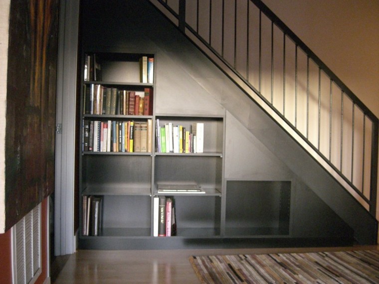 espace rangement idée bibliothèque bois étagères livres tapis de sol salon