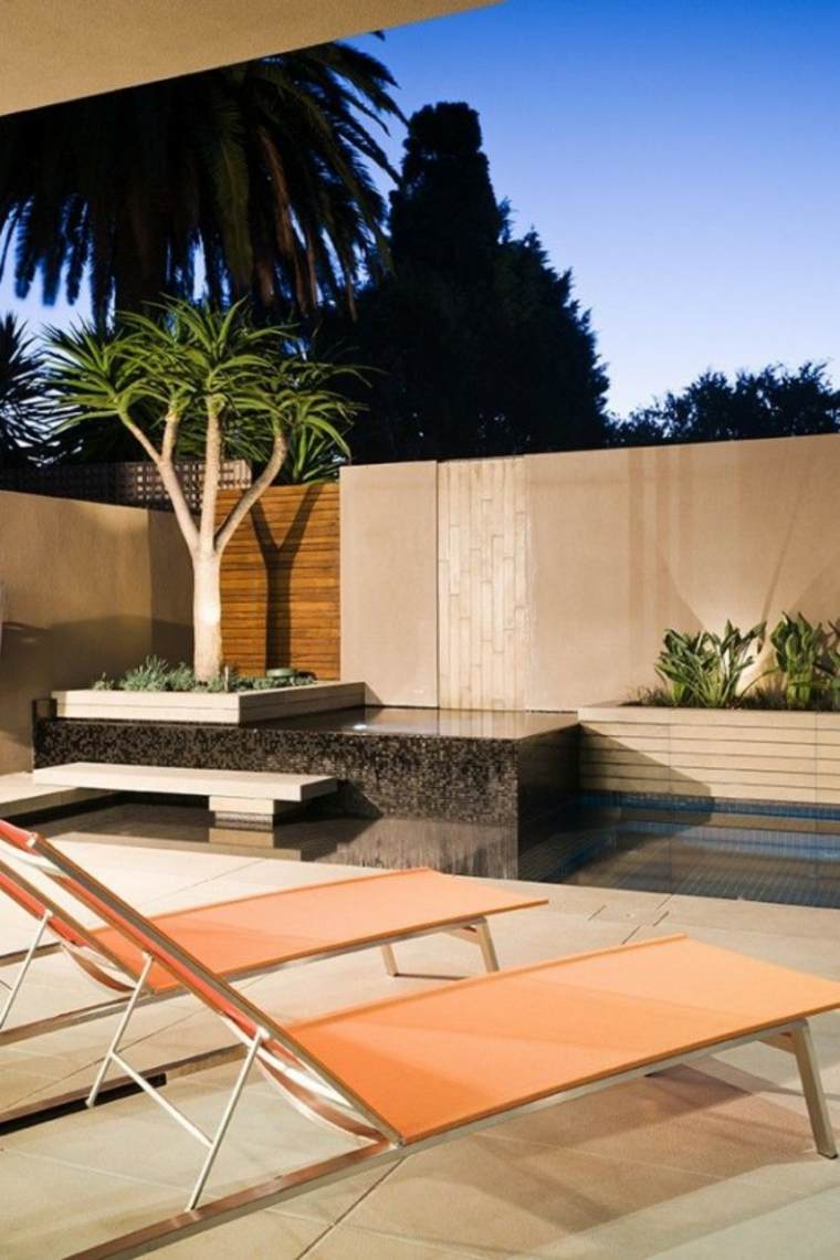 idée aménagement extérieur design chaise longue orange déco piscine idée plante pot de fleurs
