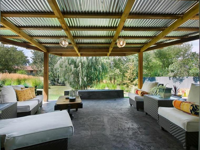 idée aménagement extérieur design déco table en bois idée coussins canapé jardin 