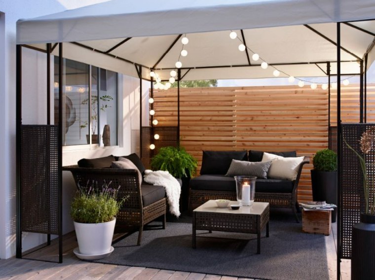 aménagement terrasse moderne canapé coussins design fauteuil idée pot de fleurs déco jardin terrasse 