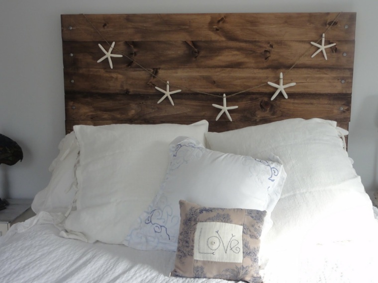 fabriquer une tête de lit chambre idée bois guirlande étoile déco coussins 