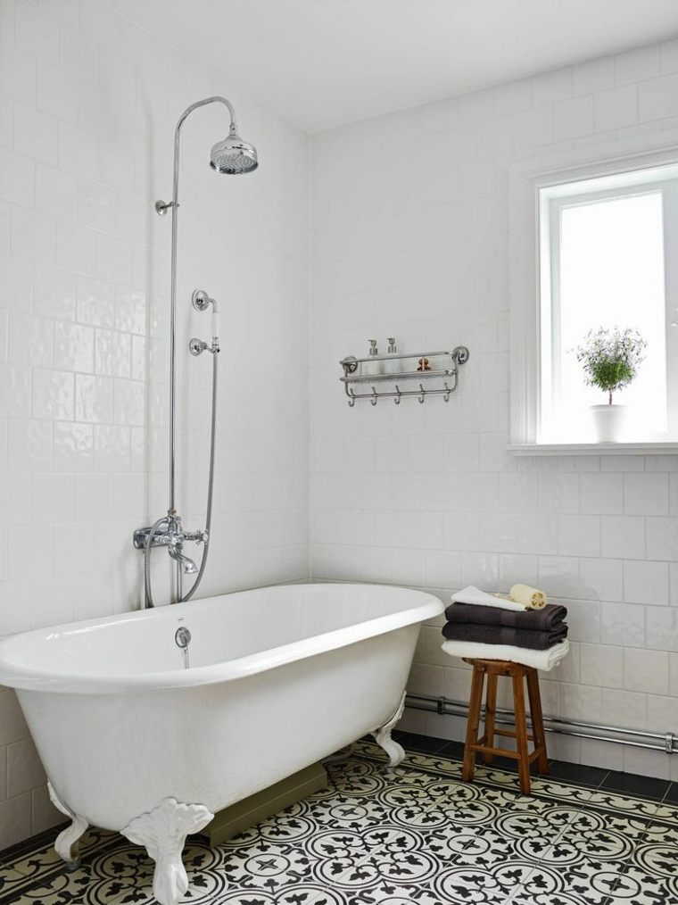 carrelage style marocain zellige idée aménagement baignoire douche carrelage mur blanc