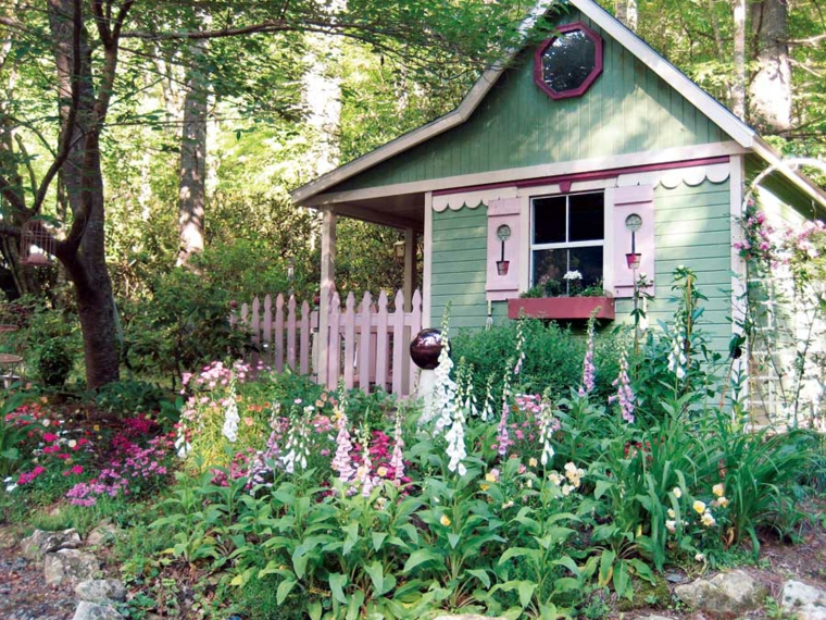 abri jardin maison bois cabane bois idée rangement outils extérieur