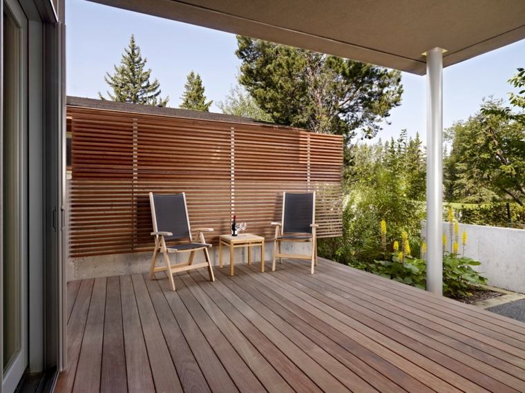 aménagement extérieur terrasse élégante chaise table bois design parquet 