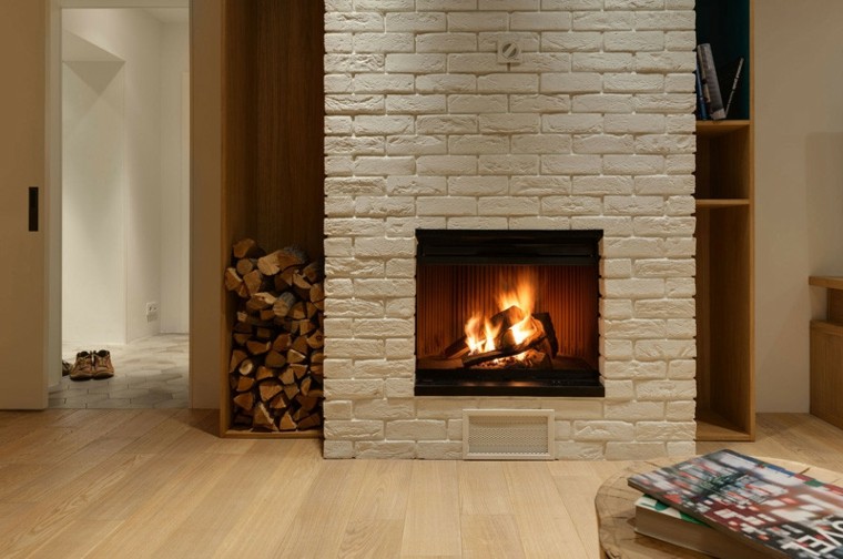 idée salon cheminée design intérieur moderne mur briques parquet en bois design étagères bois 