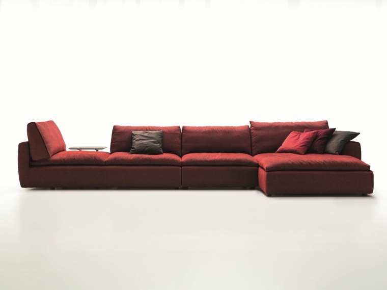 canapé design rouge salon moderne aménagement idée coussins moderne