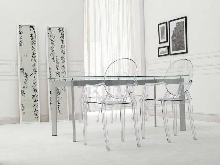 chaises transparentes salle a manger blanche