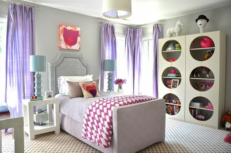 chambre pour enfant fille aménagement déco rideaux violets garde-robe étagères 