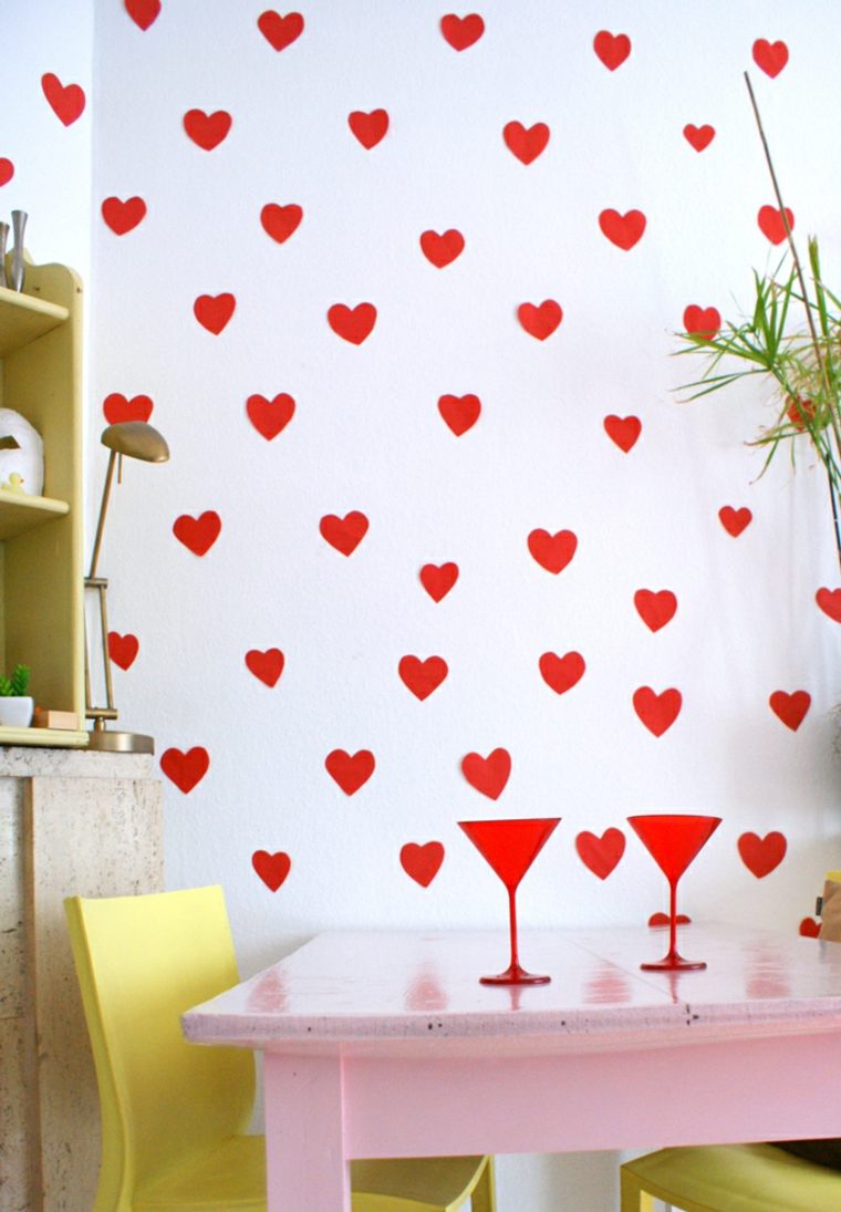 saint valentin cœur en papier rouge idée cuisine table rose bois chaise jaune bois