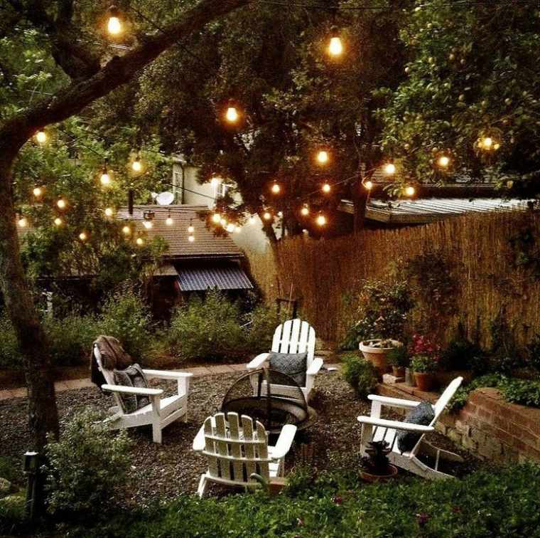 guirlande lumineuse jardin aménagement idée chaise longue blanche bois