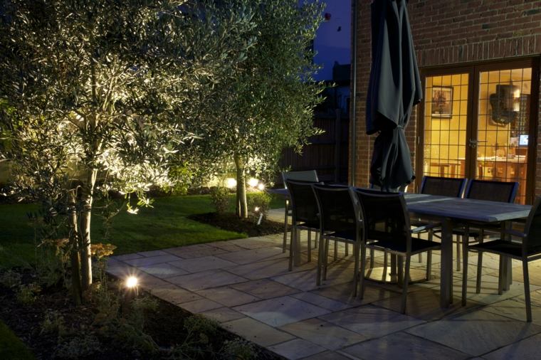 lumière extérieur idée terrasse aménagement salon de jardin table chaise 