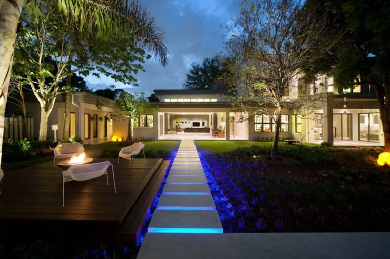 lumière bleue extérieur éclairage led terrasse jardin idée fauteuils jardin blanc