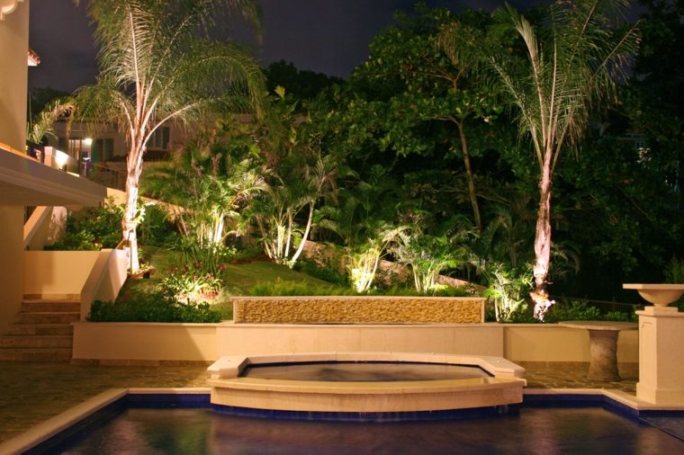jardin piscine idée éclairage original extérieur moderne palmes 