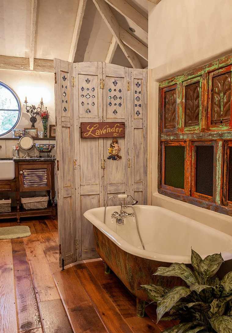 salle de bain contemporaine moderne paravent bois idée baignoire parquet bois miroir décoration 