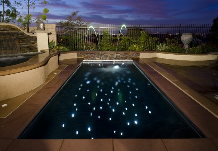 éclairage extérieur spots lumineux idée piscine moderne fontaine