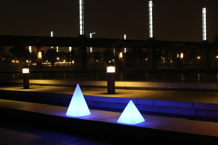 pyramide lumineuse idée déco jardin éclairage moderne jardins aménagment