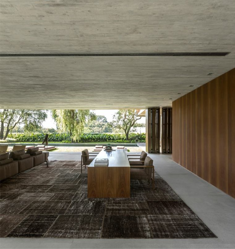 intérieurs contemporains plafond béton table bois chaise salle à manger salon tapis de sol