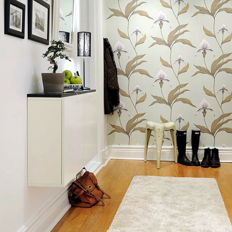 meuble entrée mur idée rangement déco cadre plante grasse tapis de sol blanc papier peint fleurs