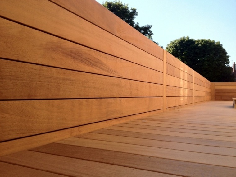 aménagement jardin extérieur revêtement mural bois decking 
