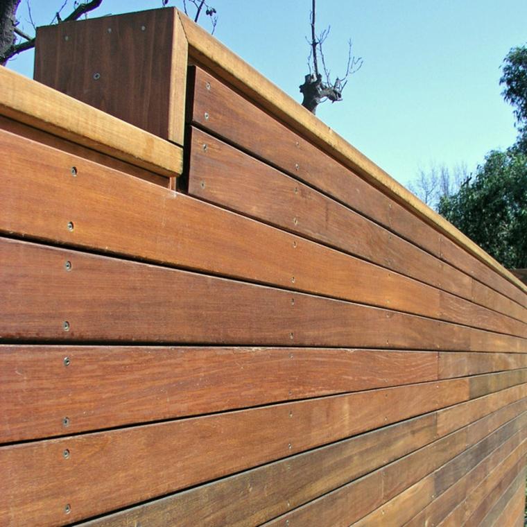 idée revêtement mur bois clôture de jardin originale 