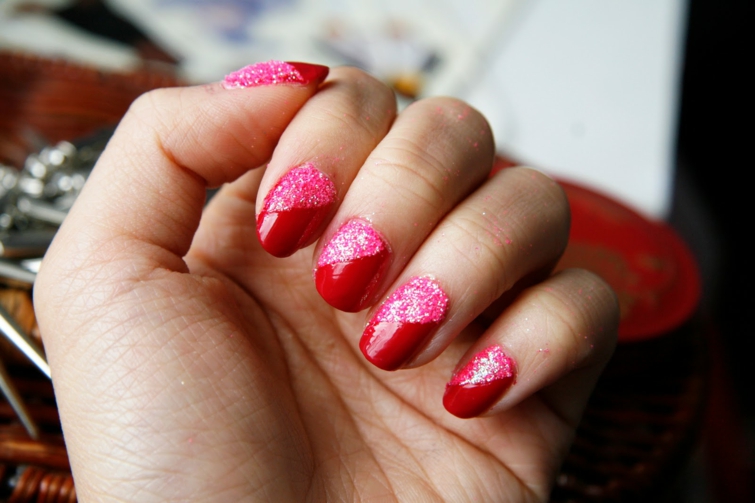 ongles décorés rose rouge
