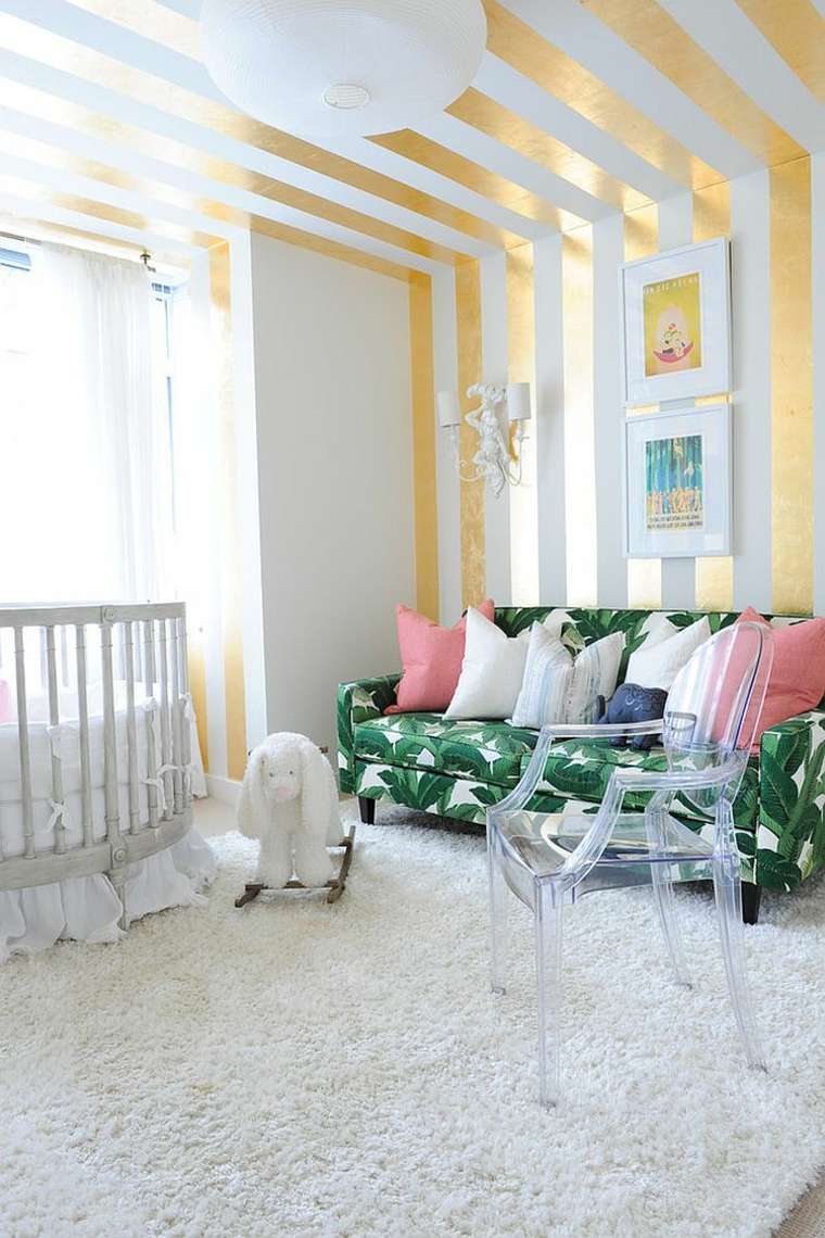 chambre enfant lit bébé chaise idée tapis de sol blanc déco mur tableaux