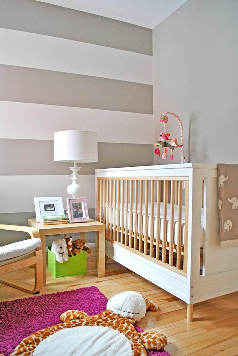 chambre de bébé garçon idée aménagement tapis de sol rose 