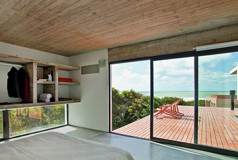 maison design contemporain idée plafond bois sol béton étagères bois design terrasse