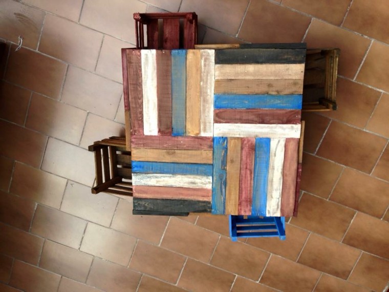 table carré bois idée récup palette bois chaise aménagement extérieur 