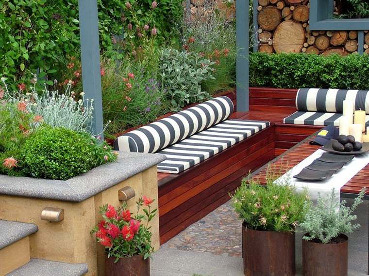 coussins de jardin idée aménagement extérieur banc de jardin bois table en bois pots de fleurs