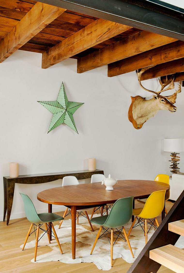 design intérieurs modernes plafond bois idée décoration mur étoile table en bois salle à manger chaise déco mur tapis de sol