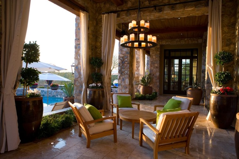 éclairage extérieur chandelier idée luminaire fauteuil de jardin table basse bois 