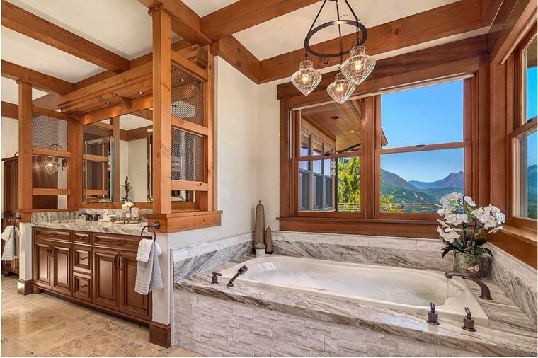 salle de bains rustique bois design tendance baignoire fleurs luminaire mobilier bois 