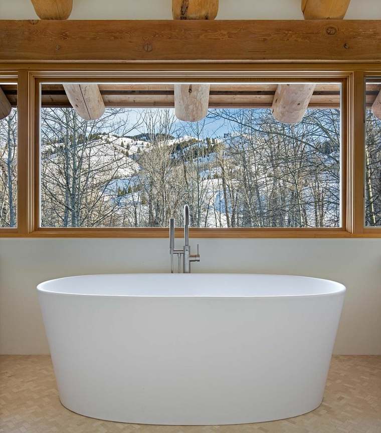 salle de bain moderne baignoire aménagement idée tendance plafond bois