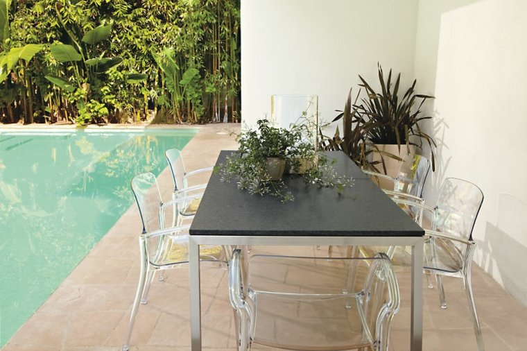 chaise transparente extérieur meuble design table à manger coin repas extérieur piscine 