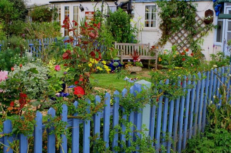 cloture bois jardin bleue idée aménagement extérieur moderne plantes 