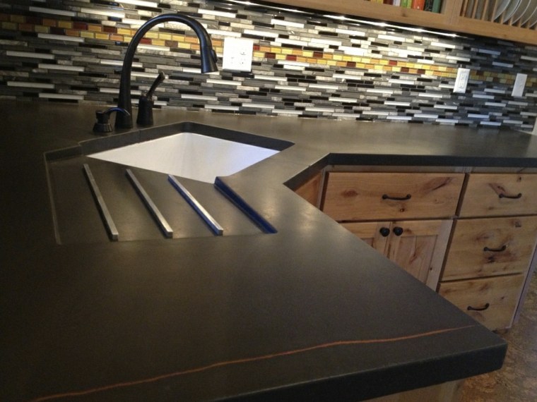 comptoir cuisine béton couleur foncée design mobilier bois 