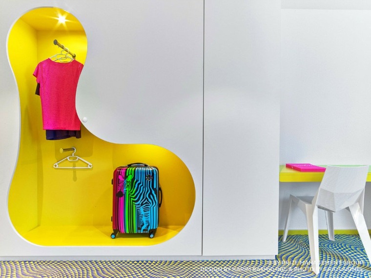 karim rashid armoire design tapis de sol aménagement table jaune chaise blanche 