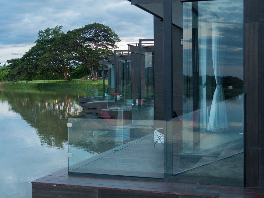 design extérieur moderne thailande maison flottante verre bois design 