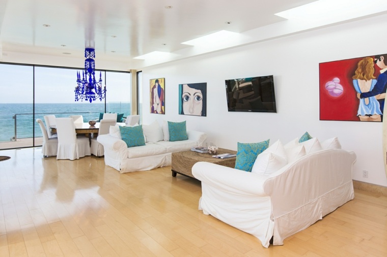 intérieur maison au bord de la mer design canapé blanc coussins moderne déco mur idée tableaux moderne tendance
