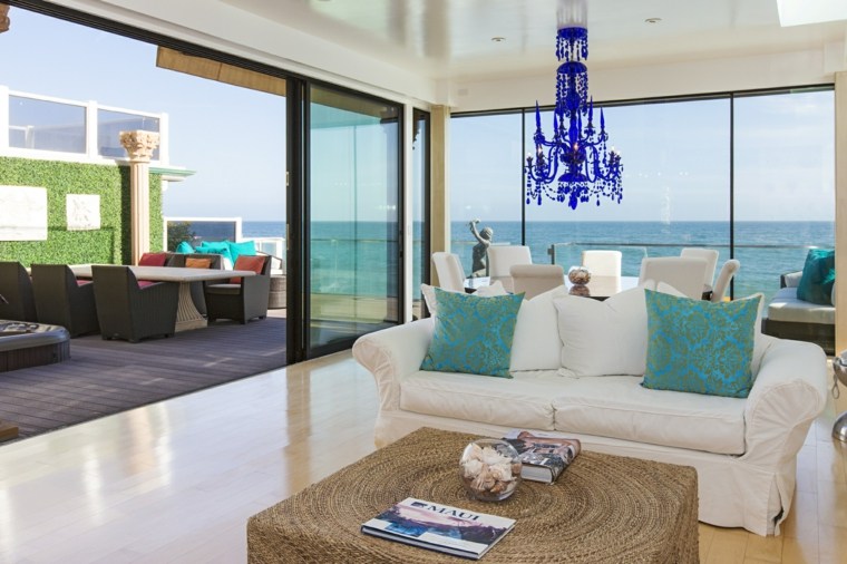maison au bord de la mer design canapé blanc moderne coussins table basse moderne idée chandelier