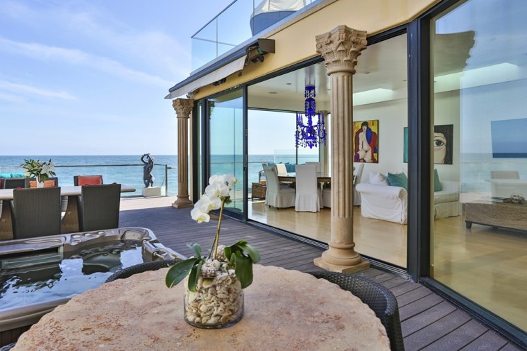 maison au bord de la mer design terrasse aménagement bois table ronde bouquet déco