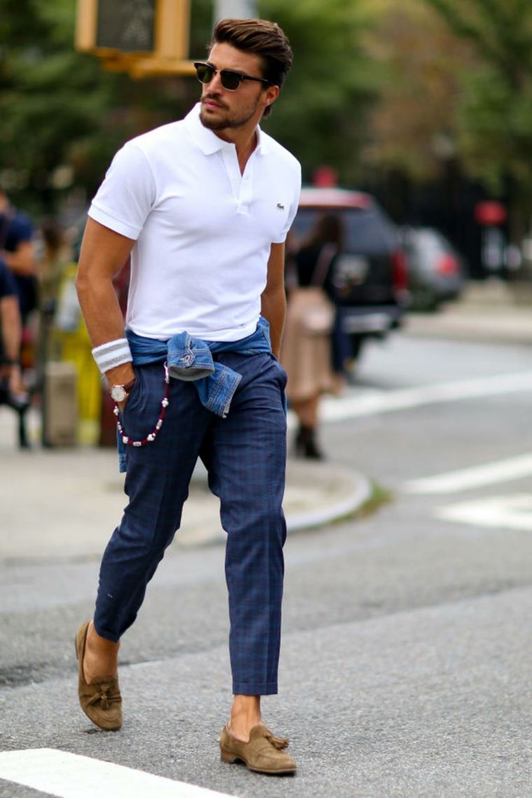 tendance mode homme moderne jeans chaussures t-shirt blanc 