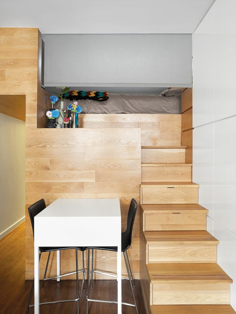 loft lit mezzanine escalier bois table blanche chaise noire