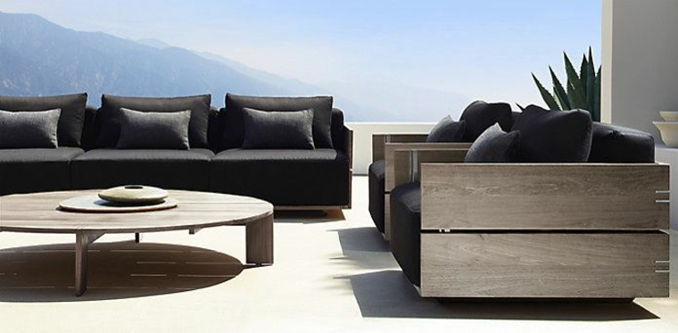 mobilier extérieur design idée aménagement fauteuil moderne canapé noir table basse bois design coussins 