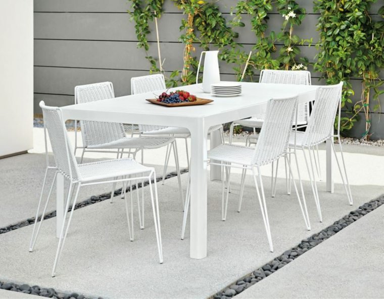 table ronde jardin design moderne idée aménagement extérieur chaises blanches 