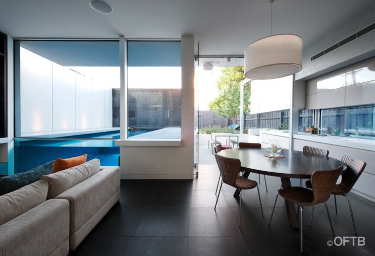 maison intérieur moderne canapé design coussin table ronde piscine verre