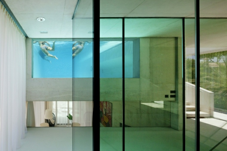 maison design moderne piscine intérieure verre 